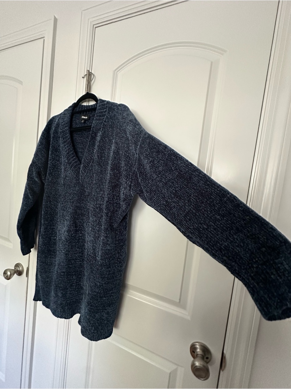 Express Chenille V-Neck Sweater Tunic - Navy Blue - Picture 3 of 6